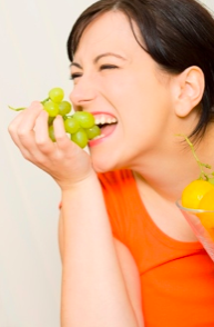 woman_eating_grapes